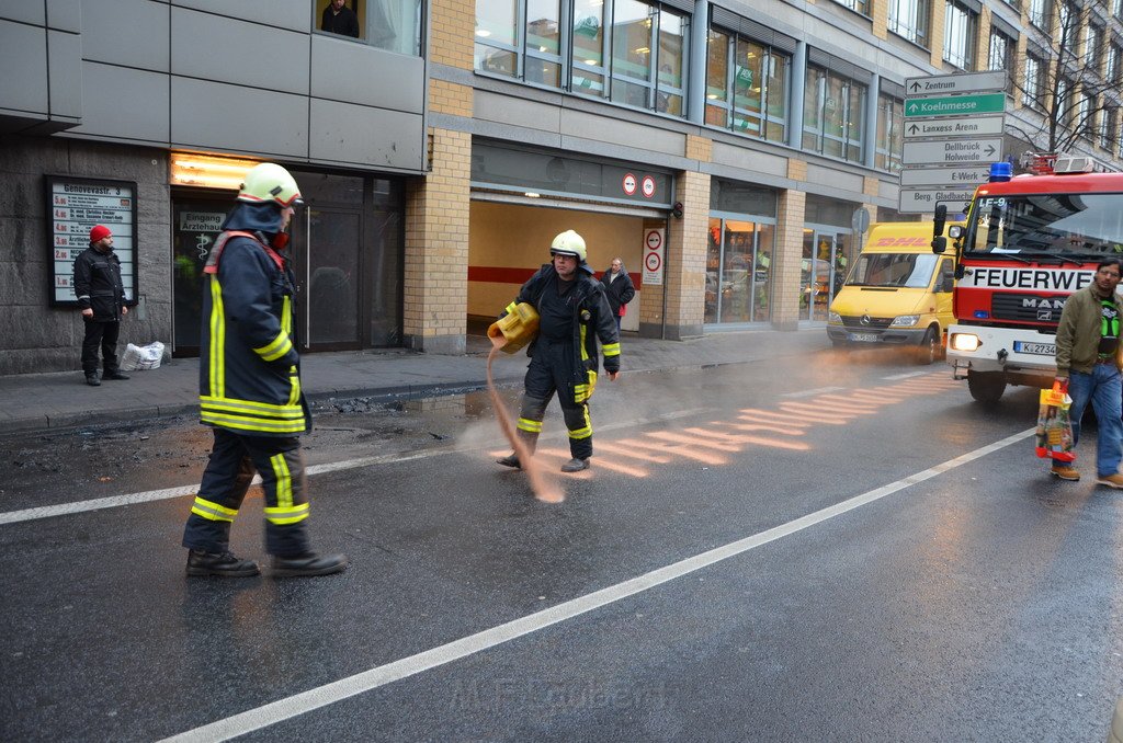 Stadtbus fing Feuer Koeln Muelheim Frankfurterstr Wiener Platz P238.JPG